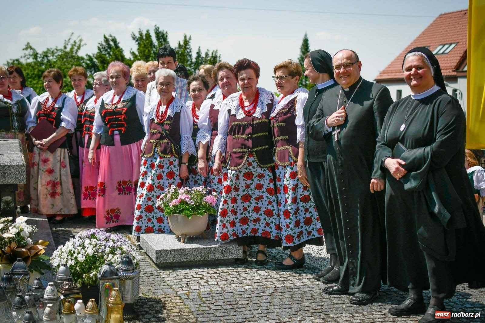 Zdjęcie w galerii na portalu naszraciborz.pl: W świętość Dulcissimy nikt tu nie wątpi. Dwóch biskupów w Brzeziu nad Odrą wiadomości z regionu