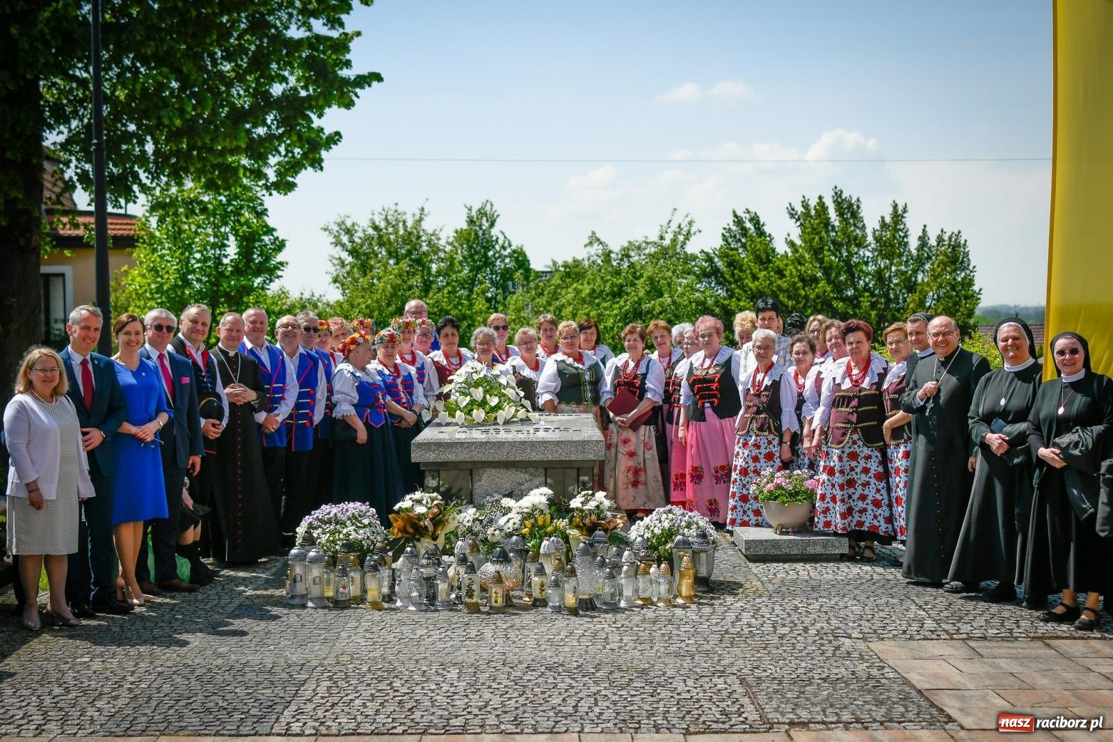 Zdjęcie w galerii na portalu naszraciborz.pl: W świętość Dulcissimy nikt tu nie wątpi. Dwóch biskupów w Brzeziu nad Odrą wiadomości z regionu