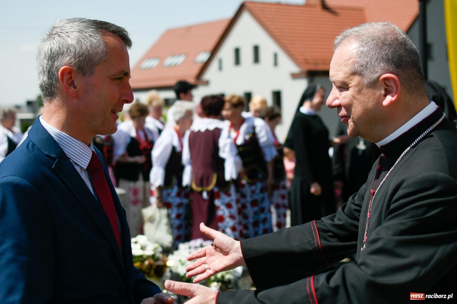 Zdjęcie w galerii na portalu naszraciborz.pl: W świętość Dulcissimy nikt tu nie wątpi. Dwóch biskupów w Brzeziu nad Odrą wiadomości z regionu