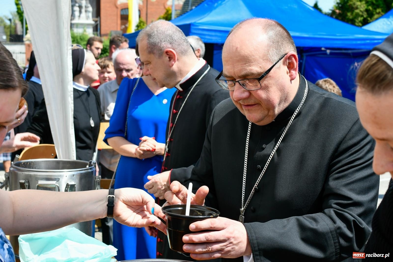 Zdjęcie w galerii na portalu naszraciborz.pl: W świętość Dulcissimy nikt tu nie wątpi. Dwóch biskupów w Brzeziu nad Odrą wiadomości z regionu