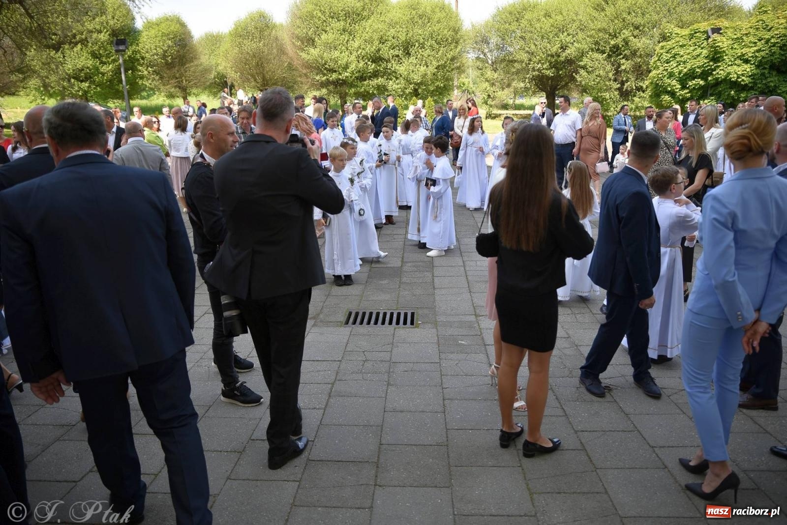 Zdjęcie w galerii na portalu naszraciborz.pl: A oto Ja jestem z wami przez wszystkie dni. I Komunia Św. w Matce Bożej wiadomości z regionu