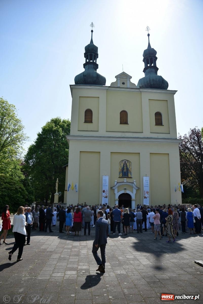 Zdjęcie w galerii na portalu naszraciborz.pl: A oto Ja jestem z wami przez wszystkie dni. I Komunia Św. w Matce Bożej wiadomości z regionu