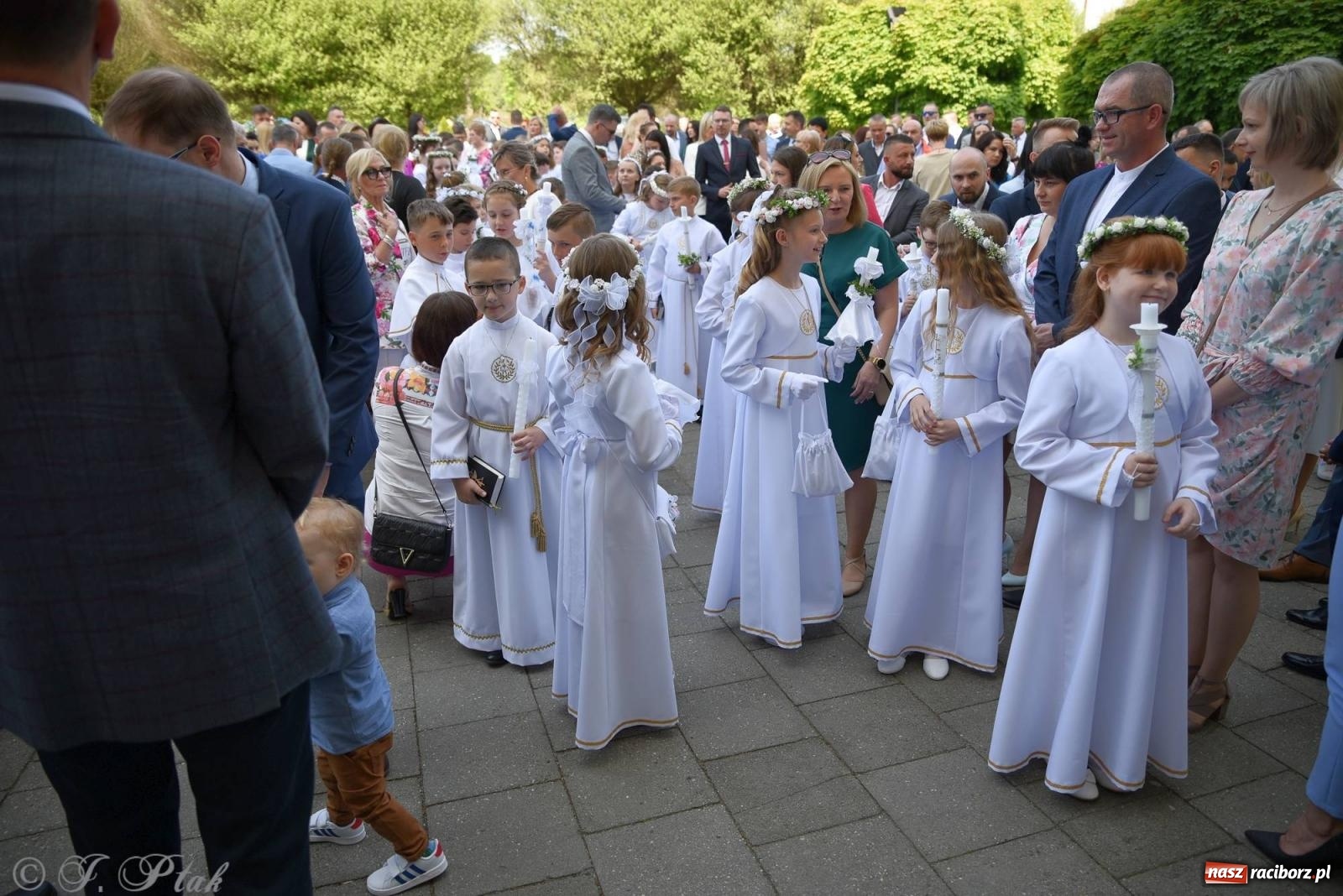 Zdjęcie w galerii na portalu naszraciborz.pl: A oto Ja jestem z wami przez wszystkie dni. I Komunia Św. w Matce Bożej wiadomości z regionu