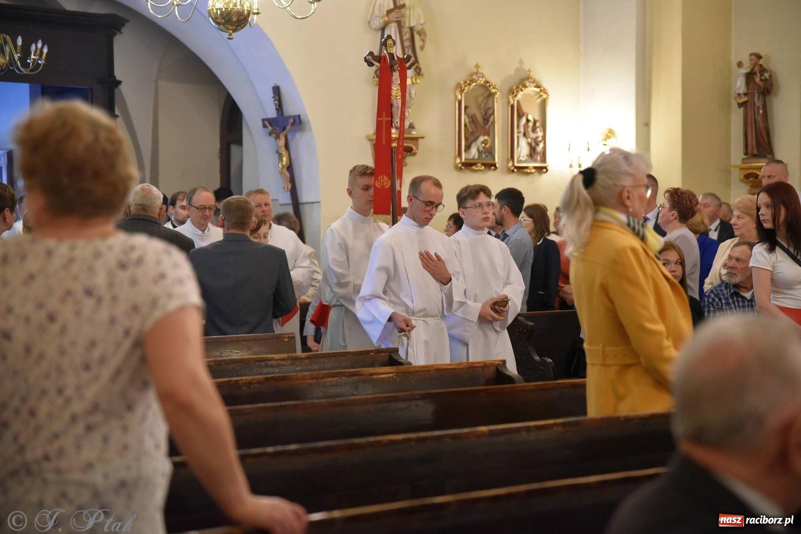 Zdjęcie w galerii na portalu naszraciborz.pl: A oto Ja jestem z wami przez wszystkie dni. I Komunia Św. w Matce Bożej wiadomości z regionu