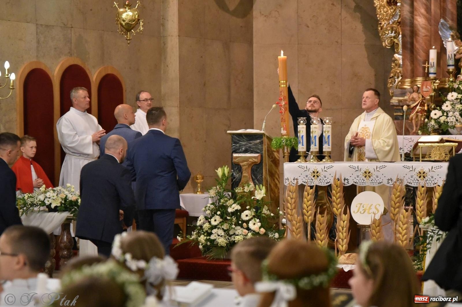 Zdjęcie w galerii na portalu naszraciborz.pl: A oto Ja jestem z wami przez wszystkie dni. I Komunia Św. w Matce Bożej wiadomości z regionu