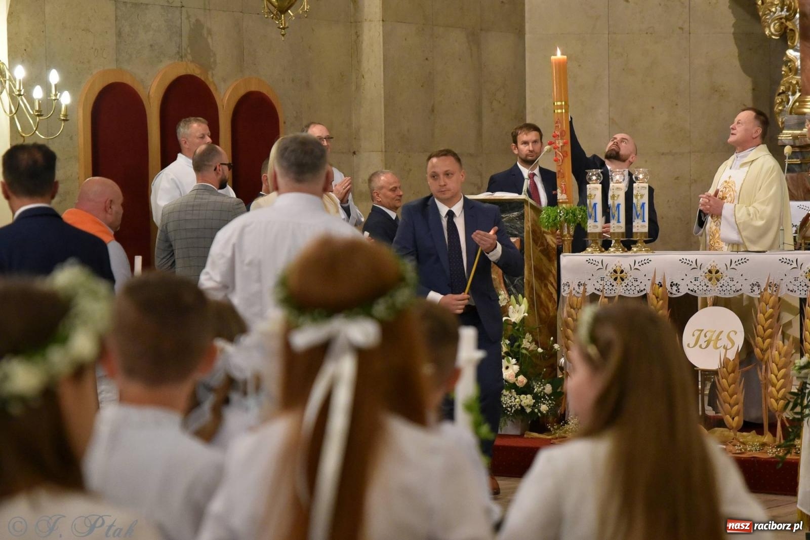 Zdjęcie w galerii na portalu naszraciborz.pl: A oto Ja jestem z wami przez wszystkie dni. I Komunia Św. w Matce Bożej wiadomości z regionu