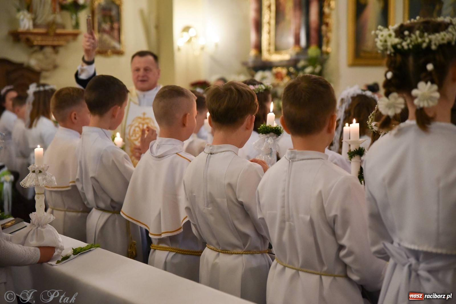 Zdjęcie w galerii na portalu naszraciborz.pl: A oto Ja jestem z wami przez wszystkie dni. I Komunia Św. w Matce Bożej wiadomości z regionu