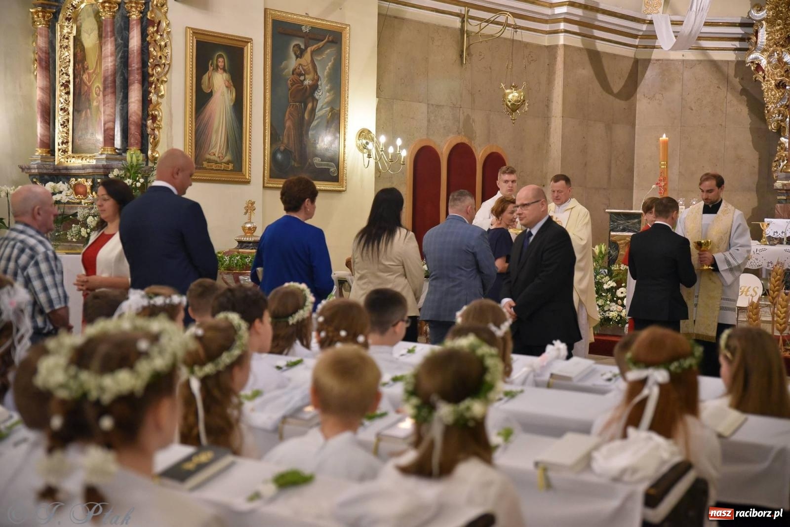 Zdjęcie w galerii na portalu naszraciborz.pl: A oto Ja jestem z wami przez wszystkie dni. I Komunia Św. w Matce Bożej wiadomości z regionu