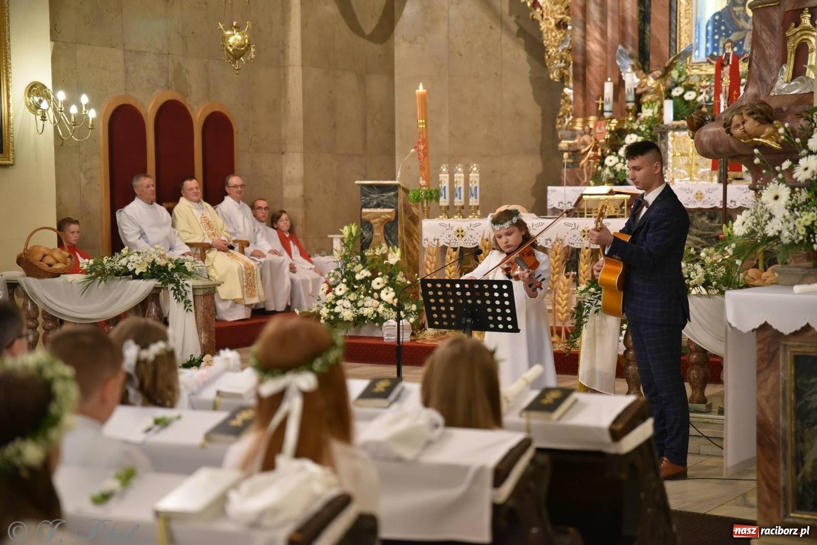 Zdjęcie w galerii na portalu naszraciborz.pl: A oto Ja jestem z wami przez wszystkie dni. I Komunia Św. w Matce Bożej wiadomości z regionu