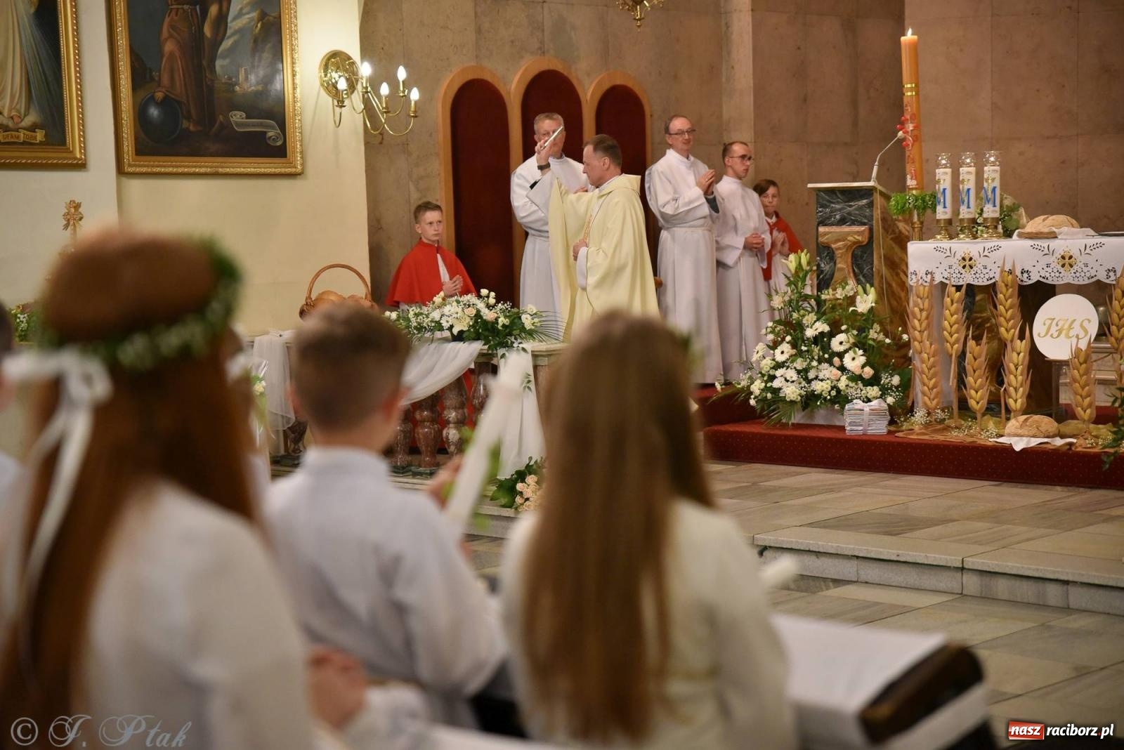 Zdjęcie w galerii na portalu naszraciborz.pl: A oto Ja jestem z wami przez wszystkie dni. I Komunia Św. w Matce Bożej wiadomości z regionu