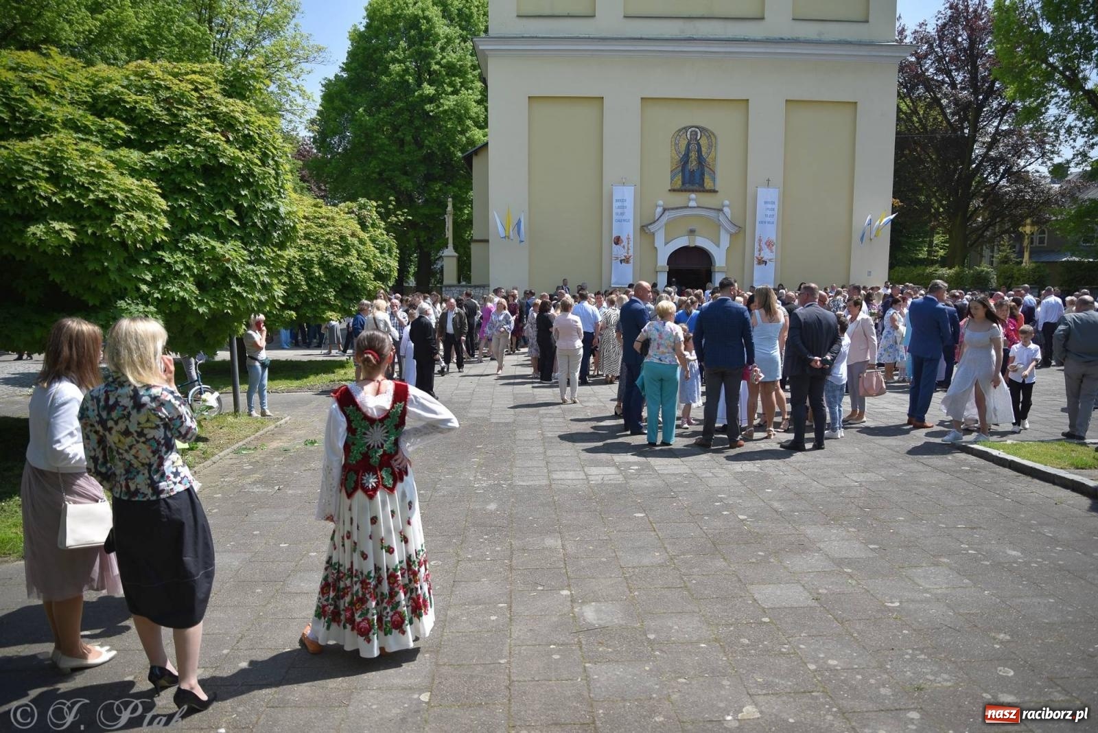 Zdjęcie w galerii na portalu naszraciborz.pl: A oto Ja jestem z wami przez wszystkie dni. I Komunia Św. w Matce Bożej wiadomości z regionu