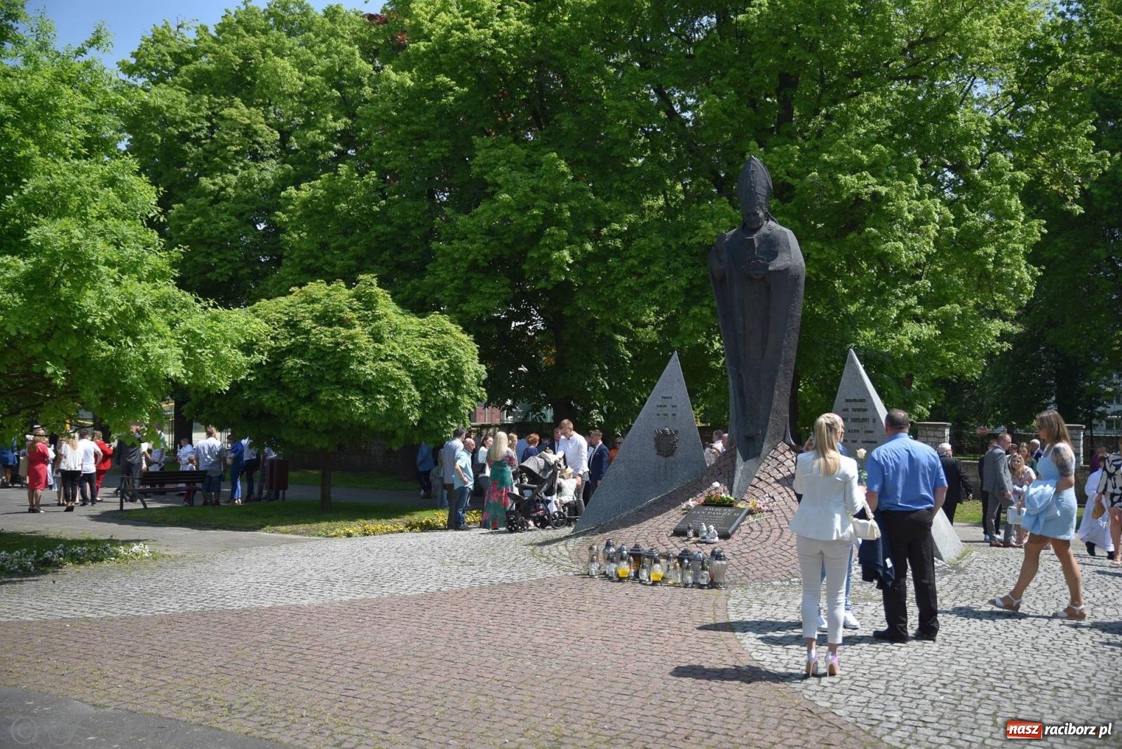 Zdjęcie w galerii na portalu naszraciborz.pl: A oto Ja jestem z wami przez wszystkie dni. I Komunia Św. w Matce Bożej wiadomości z regionu