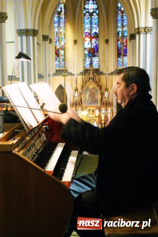 Zdjęcie w galerii na portalu naszraciborz.pl: Olga Prochazkowa zaśpiewała na Ostrogu wiadomości z regionu