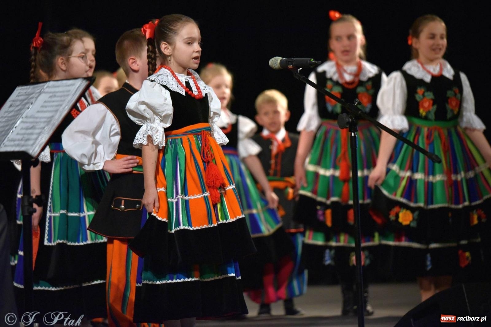Zdjęcie w galerii na portalu naszraciborz.pl: Wychowankowie MDK wystąpili dla rodziców [FOTO i WIDEO] wiadomości z regionu