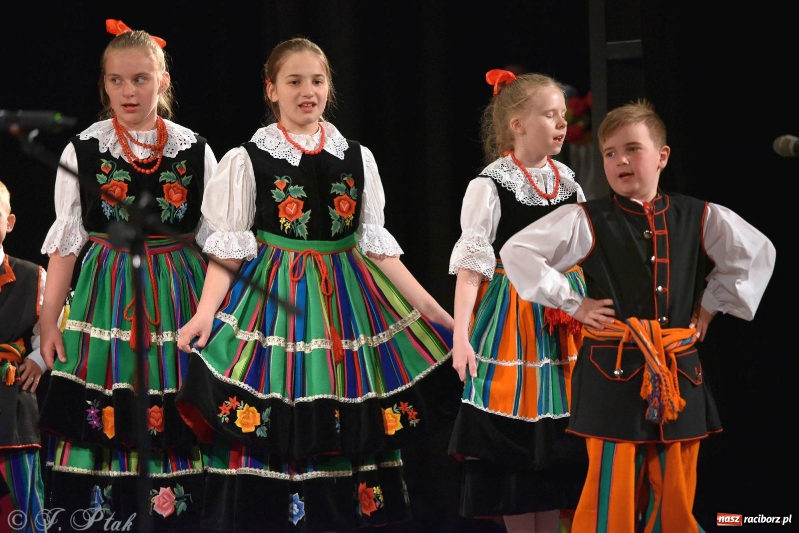 Zdjęcie w galerii na portalu naszraciborz.pl: Wychowankowie MDK wystąpili dla rodziców [FOTO i WIDEO] wiadomości z regionu