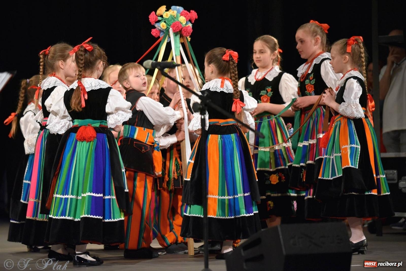 Zdjęcie w galerii na portalu naszraciborz.pl: Wychowankowie MDK wystąpili dla rodziców [FOTO i WIDEO] wiadomości z regionu