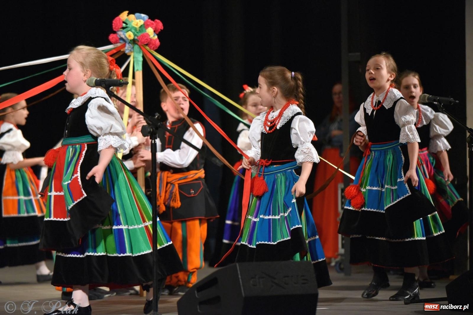 Zdjęcie w galerii na portalu naszraciborz.pl: Wychowankowie MDK wystąpili dla rodziców [FOTO i WIDEO] wiadomości z regionu