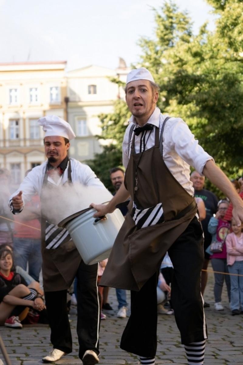 Zdjęcie w galerii na portalu naszraciborz.pl: Lody, dmuchańce i Teatr Na Walizkach. Dzień Dziecka z GCK Nędza wiadomości z regionu