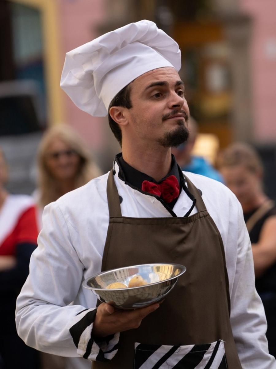 Zdjęcie w galerii na portalu naszraciborz.pl: Lody, dmuchańce i Teatr Na Walizkach. Dzień Dziecka z GCK Nędza wiadomości z regionu