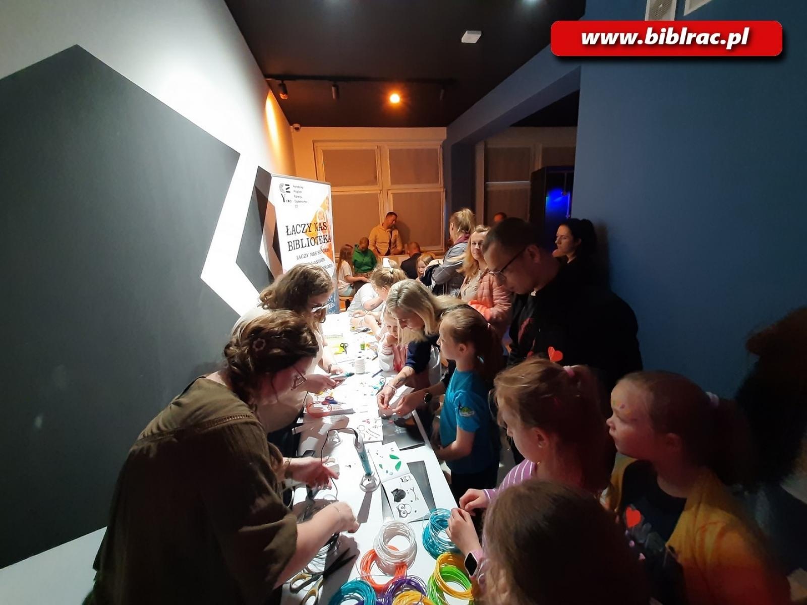 Zdjęcie w galerii na portalu naszraciborz.pl: Biblioteka w Sądzie i podczas Neonowej Nocy wiadomości z regionu