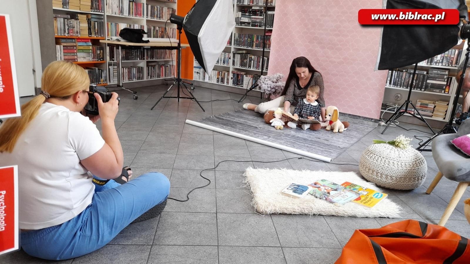 Zdjęcie w galerii na portalu naszraciborz.pl: Klub malucha. Sesja zdjęciowa w bibliotece na Ostrogu wiadomości z regionu