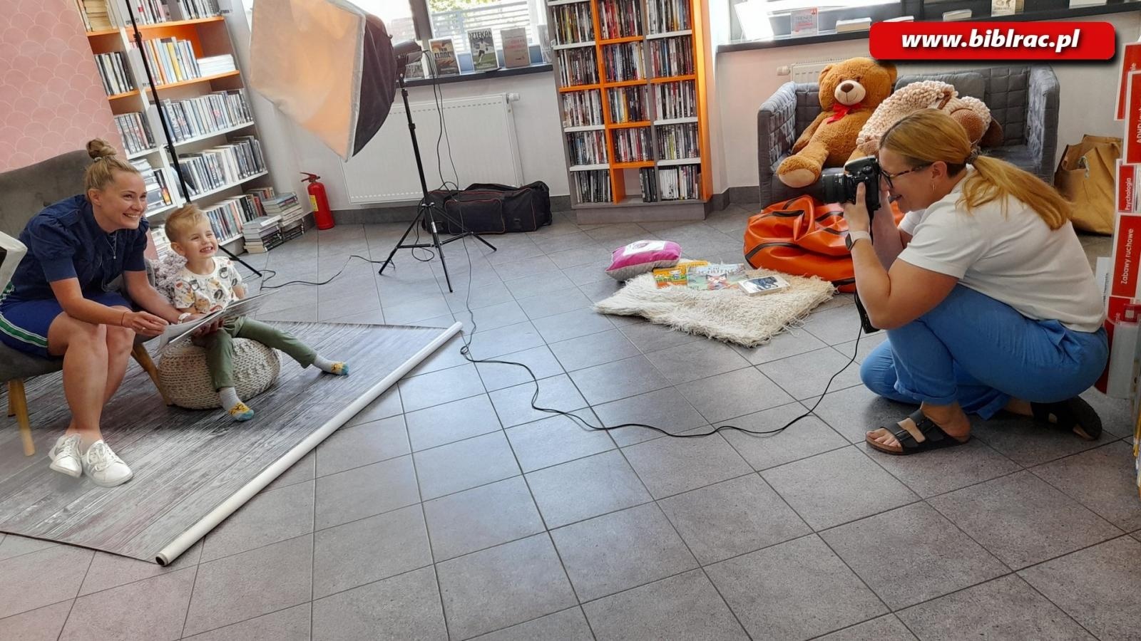 Zdjęcie w galerii na portalu naszraciborz.pl: Klub malucha. Sesja zdjęciowa w bibliotece na Ostrogu wiadomości z regionu
