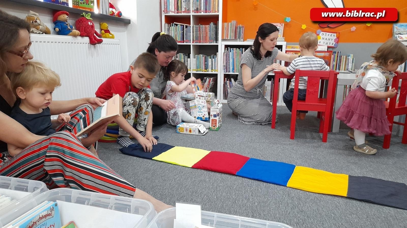 Zdjęcie w galerii na portalu naszraciborz.pl: Klub malucha. Sesja zdjęciowa w bibliotece na Ostrogu wiadomości z regionu