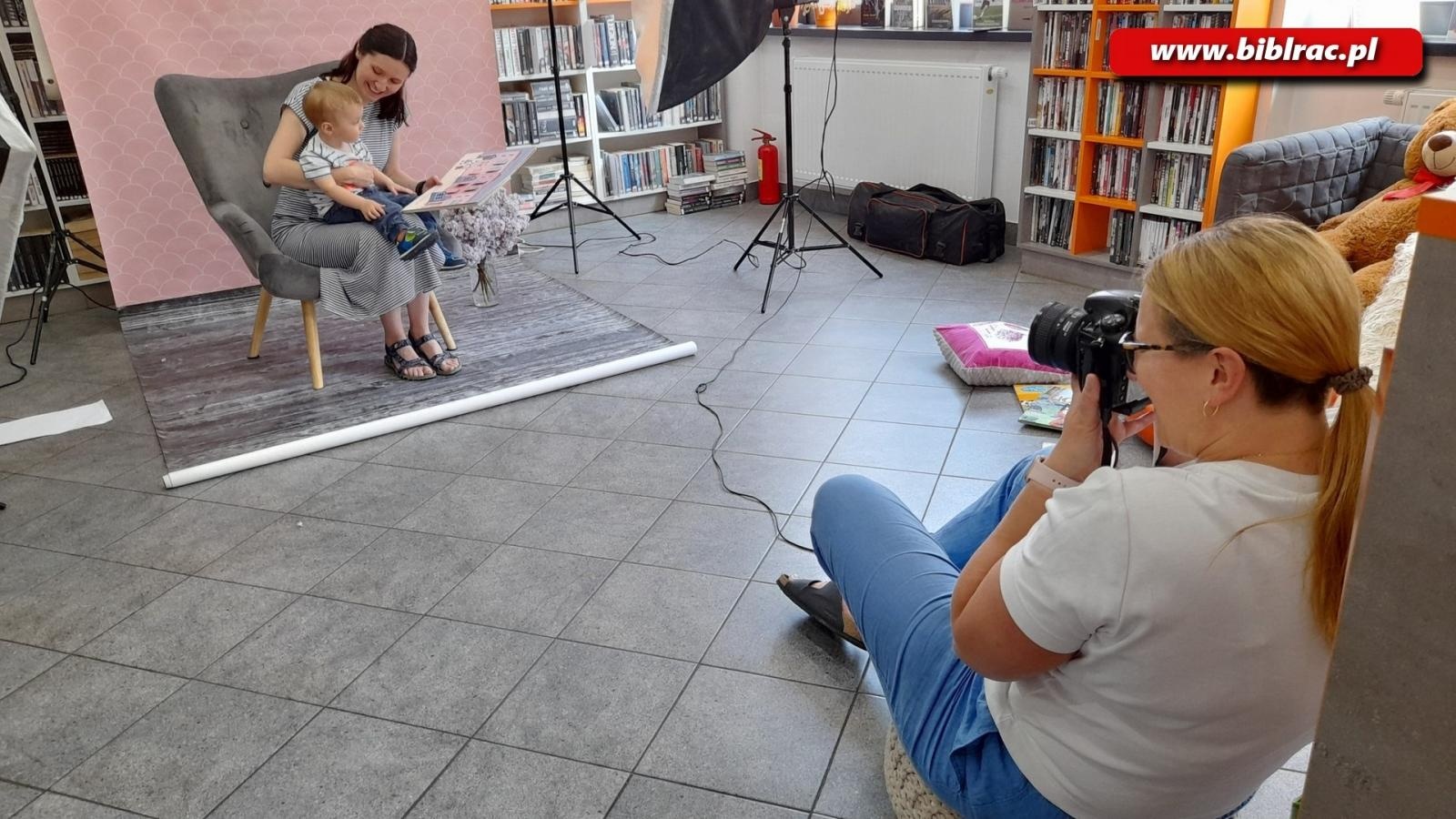 Zdjęcie w galerii na portalu naszraciborz.pl: Klub malucha. Sesja zdjęciowa w bibliotece na Ostrogu wiadomości z regionu