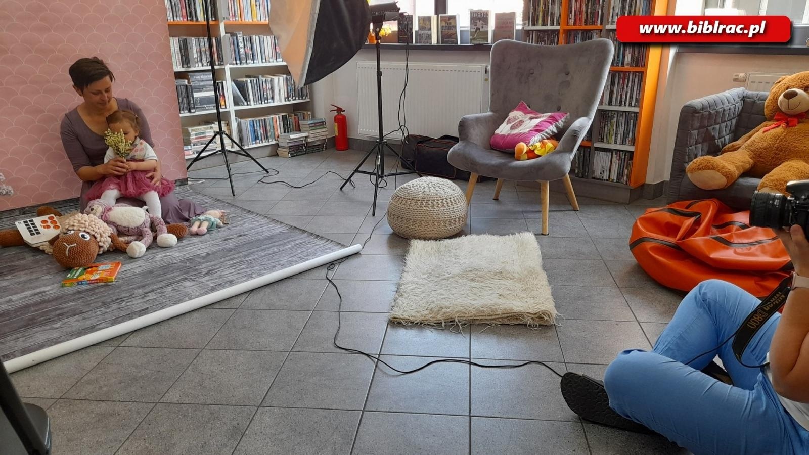 Zdjęcie w galerii na portalu naszraciborz.pl: Klub malucha. Sesja zdjęciowa w bibliotece na Ostrogu wiadomości z regionu