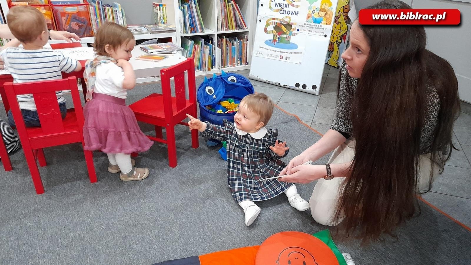 Zdjęcie w galerii na portalu naszraciborz.pl: Klub malucha. Sesja zdjęciowa w bibliotece na Ostrogu wiadomości z regionu