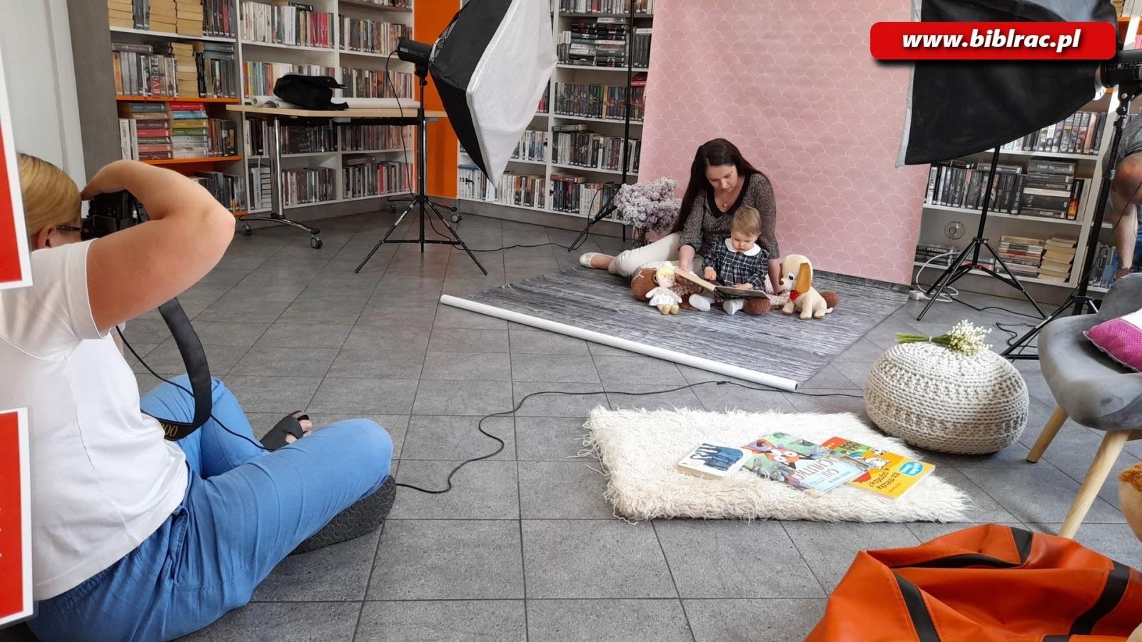 Zdjęcie w galerii na portalu naszraciborz.pl: Klub malucha. Sesja zdjęciowa w bibliotece na Ostrogu wiadomości z regionu