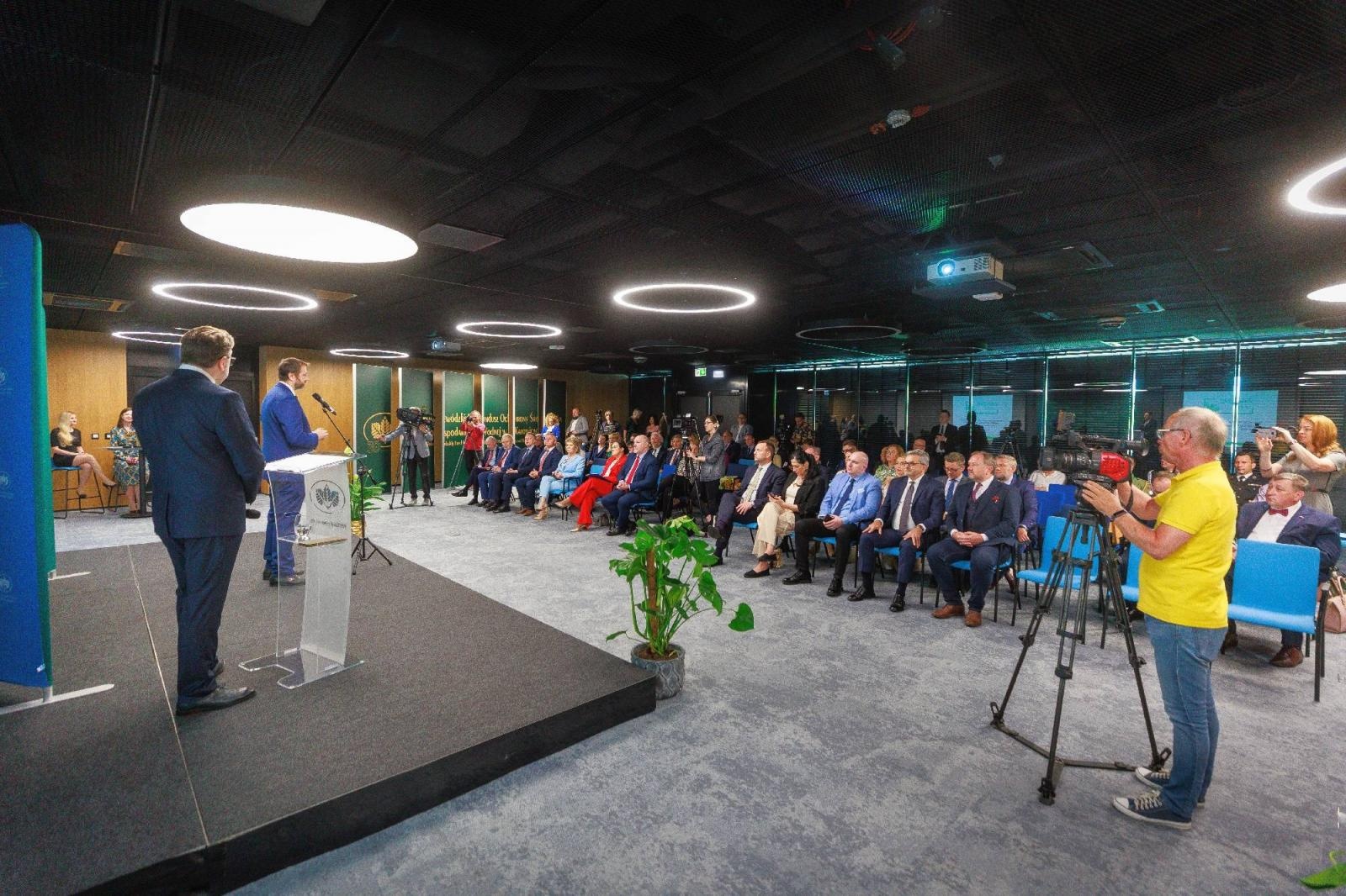 Zdjęcie w galerii na portalu naszraciborz.pl: Jubileuszowe Zielone Czeki rozdane! Wyróżnienia trafiły do powiatu raciborskiego wiadomości z regionu