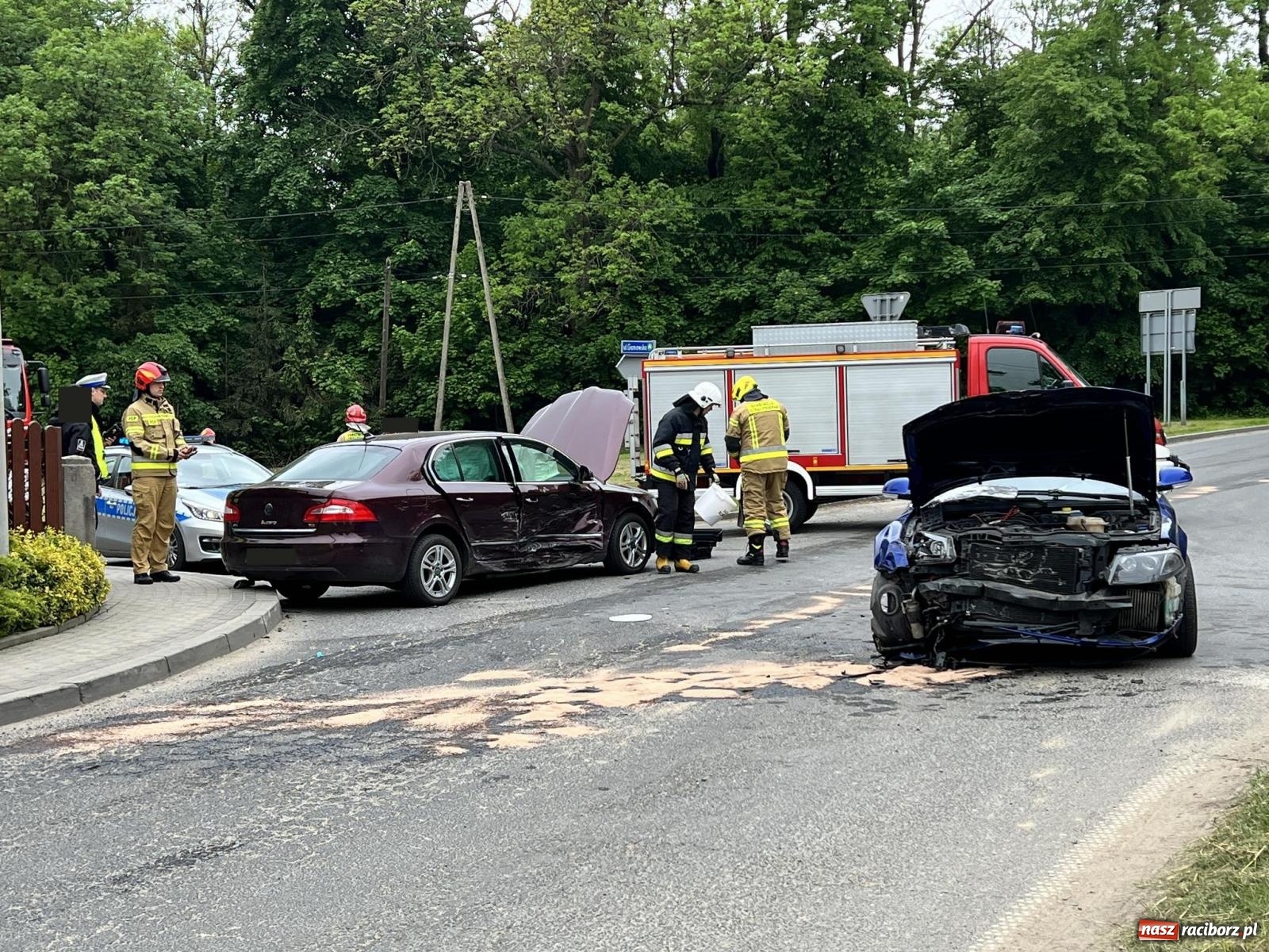 Zdjęcie w galerii na portalu naszraciborz.pl: Skoda i volkswagen zderzyły się w Pawłowie [FOTO] wiadomości z regionu