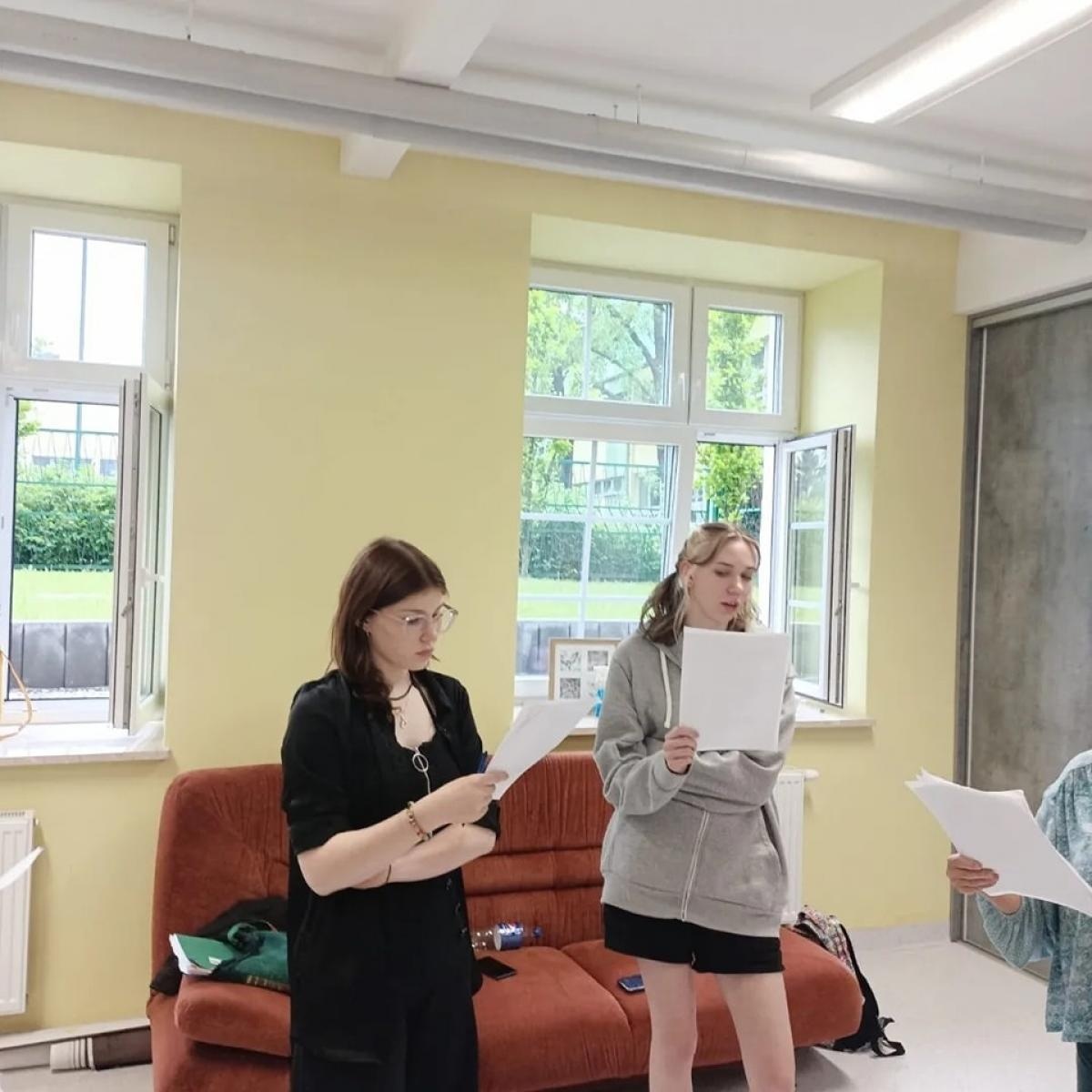 Zdjęcie w galerii na portalu naszraciborz.pl: Warsztaty teatralne w DLO w ramach projektu Bierz książkę i yolo wiadomości z regionu