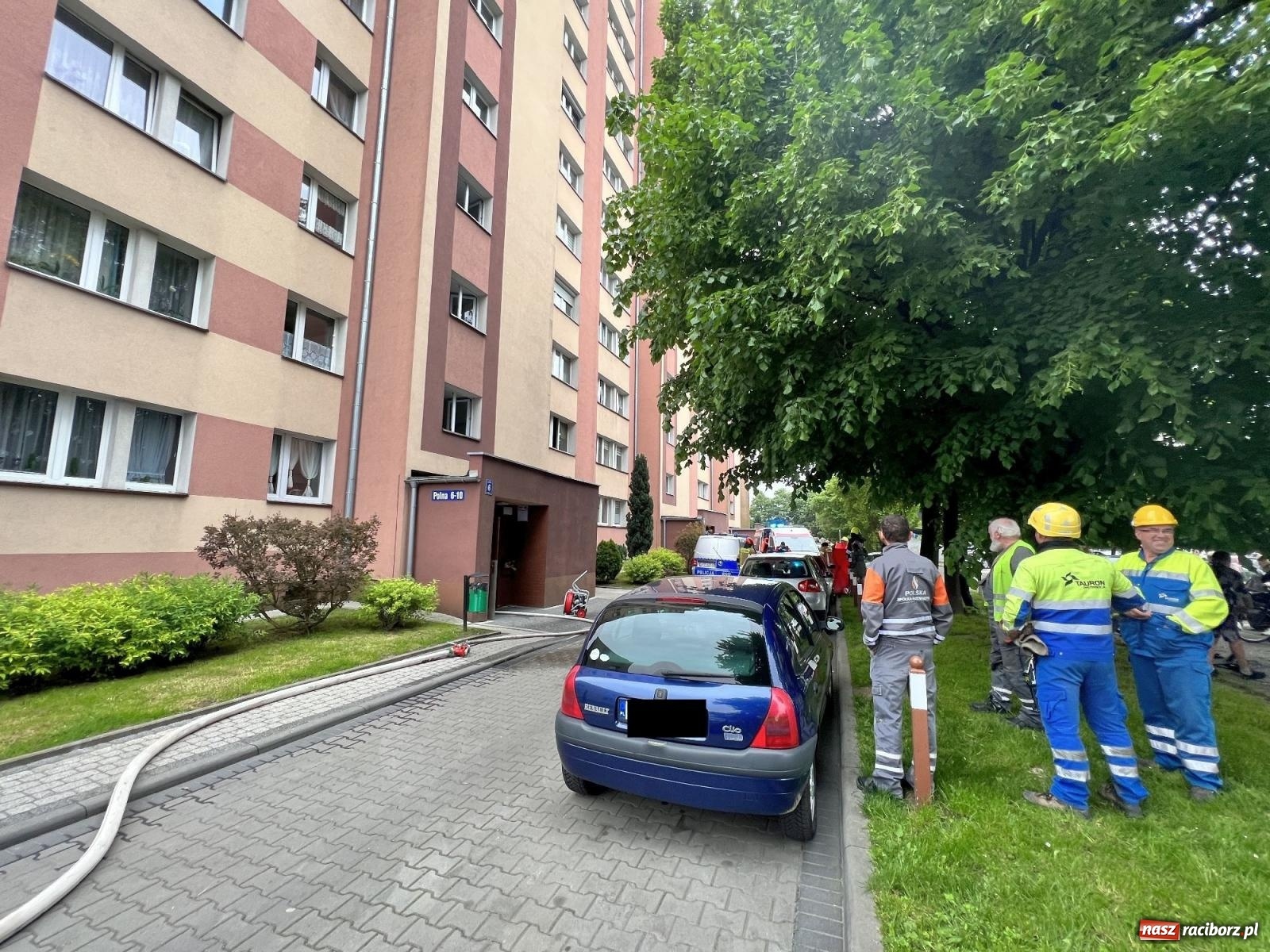 Zdjęcie w galerii na portalu naszraciborz.pl: Pożar w mieszkaniu na Polnej. Wezwano śmigłowiec LPR [FOTO i WIDEO] wiadomości z regionu