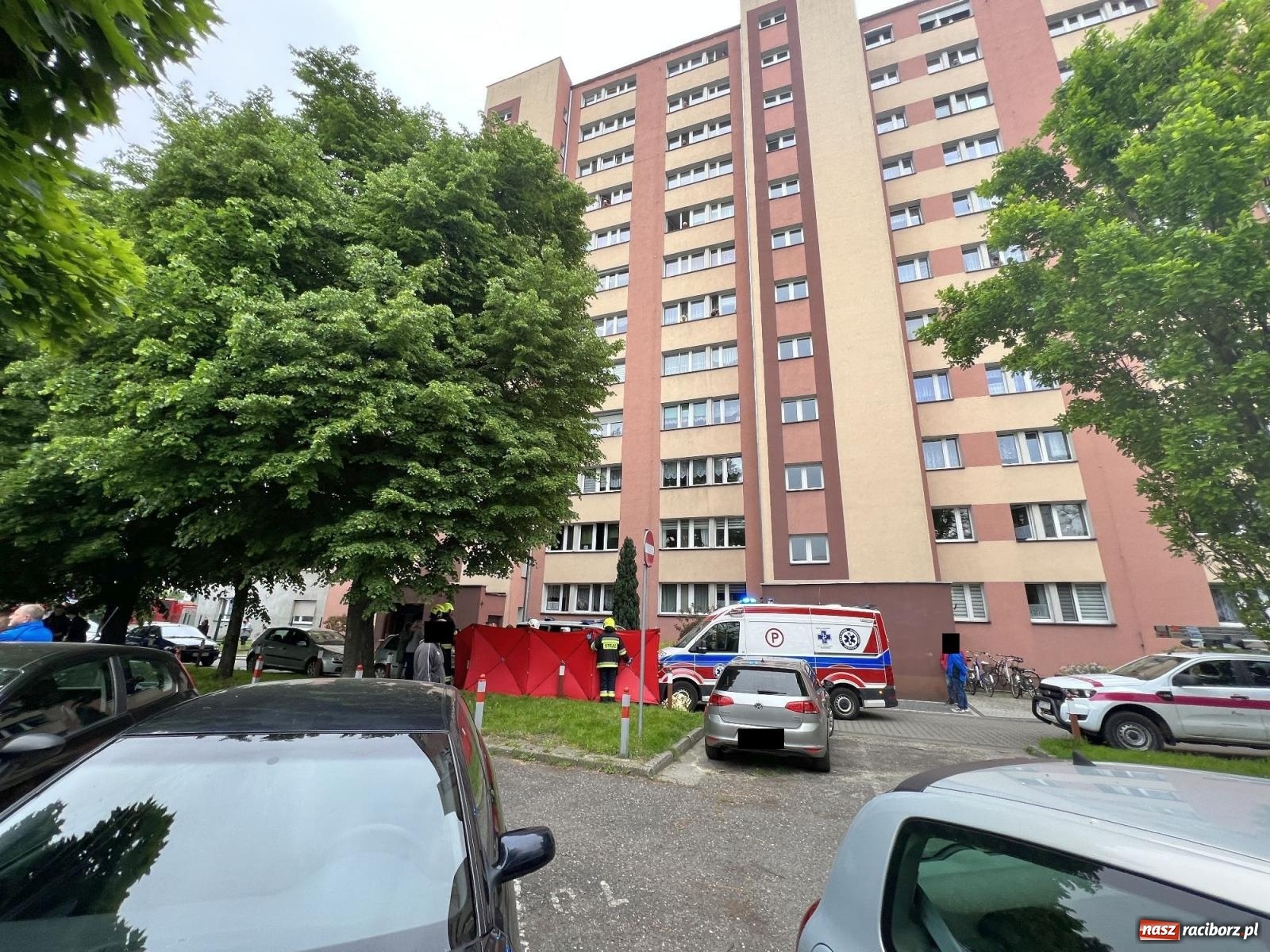 Zdjęcie w galerii na portalu naszraciborz.pl: Pożar w mieszkaniu na Polnej. Wezwano śmigłowiec LPR [FOTO i WIDEO] wiadomości z regionu