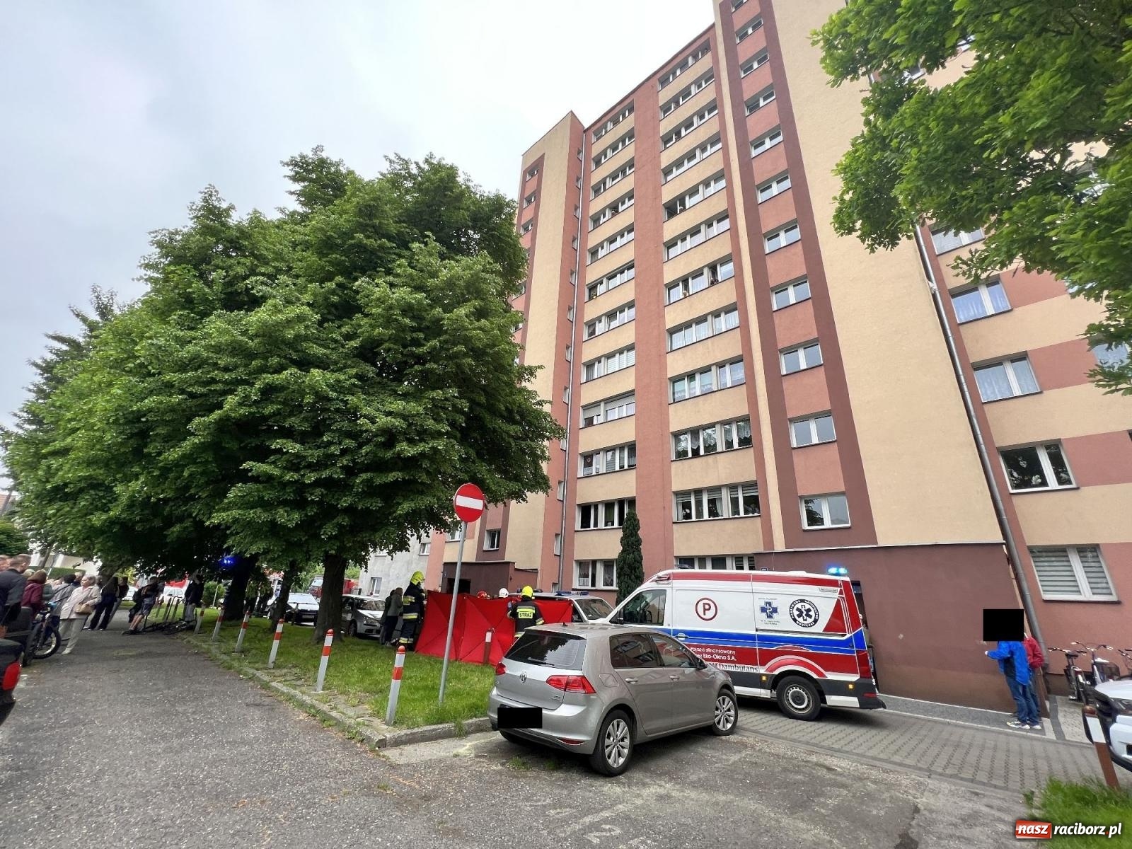 Zdjęcie w galerii na portalu naszraciborz.pl: Pożar w mieszkaniu na Polnej. Wezwano śmigłowiec LPR [FOTO i WIDEO] wiadomości z regionu