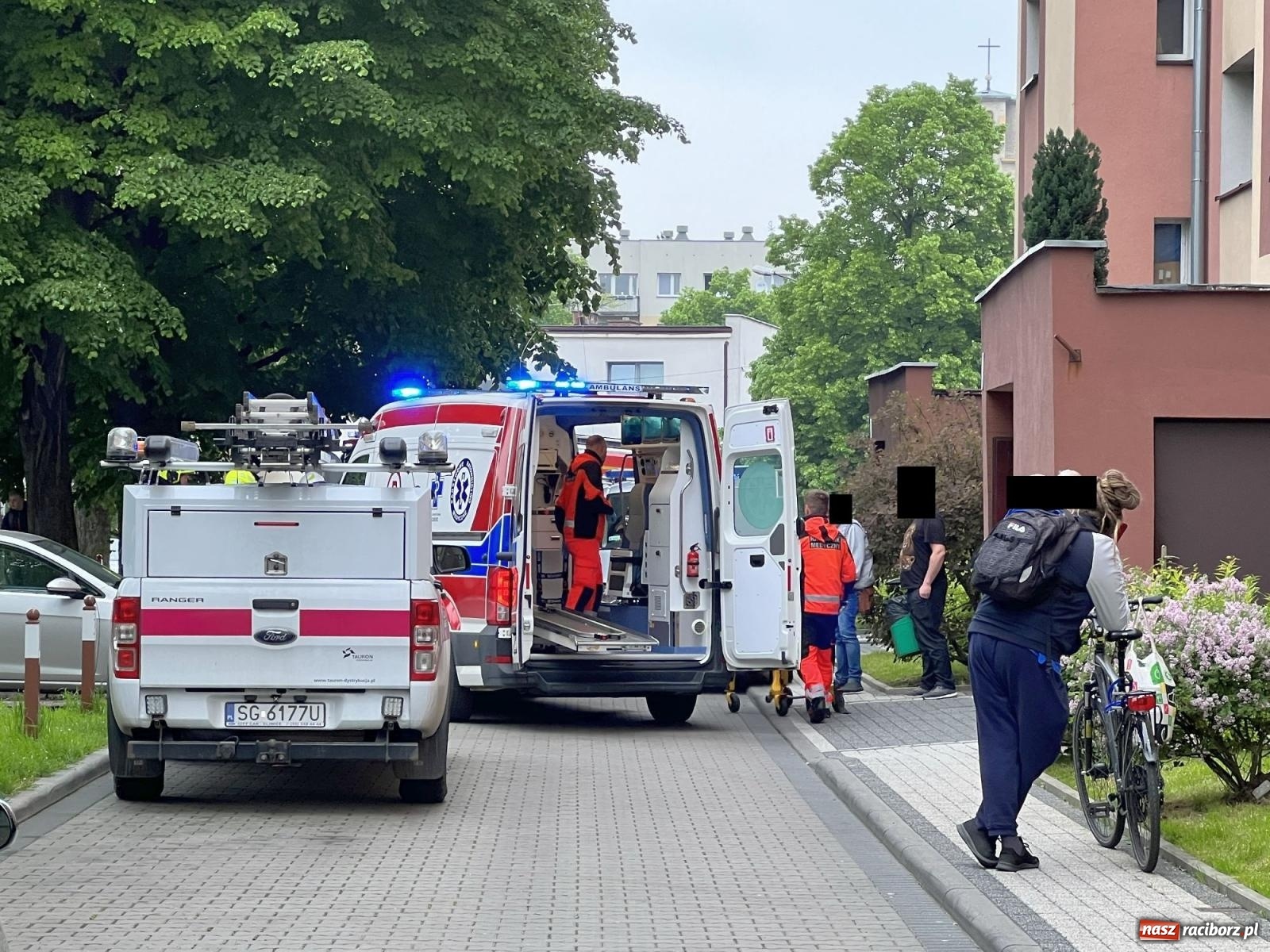 Zdjęcie w galerii na portalu naszraciborz.pl: Pożar w mieszkaniu na Polnej. Wezwano śmigłowiec LPR [FOTO i WIDEO] wiadomości z regionu