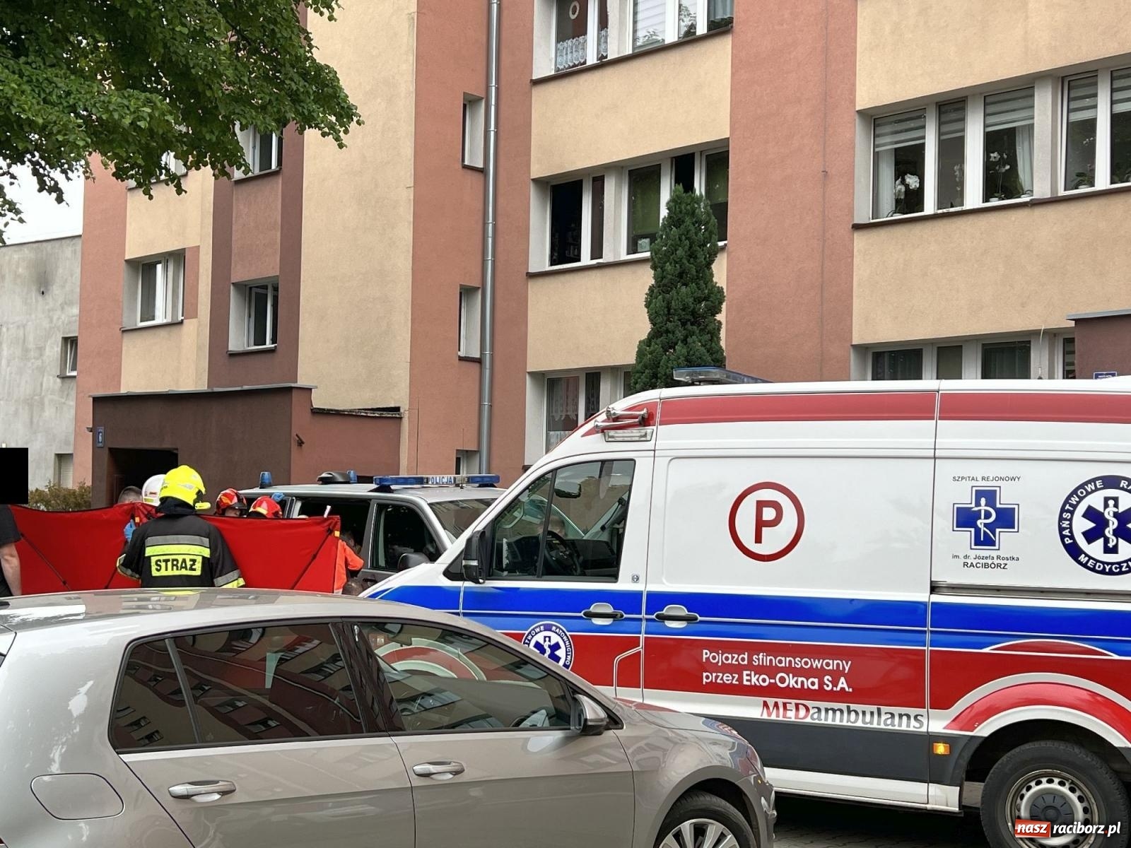 Zdjęcie w galerii na portalu naszraciborz.pl: Pożar w mieszkaniu na Polnej. Wezwano śmigłowiec LPR [FOTO i WIDEO] wiadomości z regionu