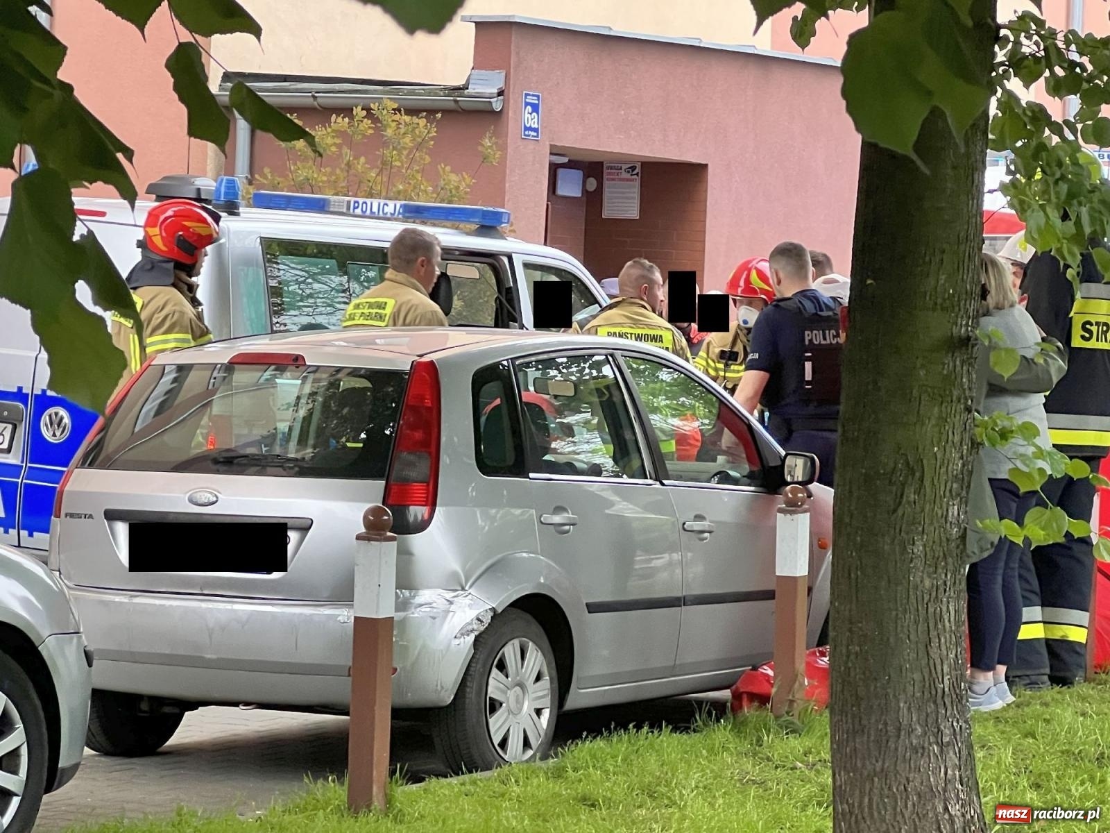 Zdjęcie w galerii na portalu naszraciborz.pl: Pożar w mieszkaniu na Polnej. Wezwano śmigłowiec LPR [FOTO i WIDEO] wiadomości z regionu