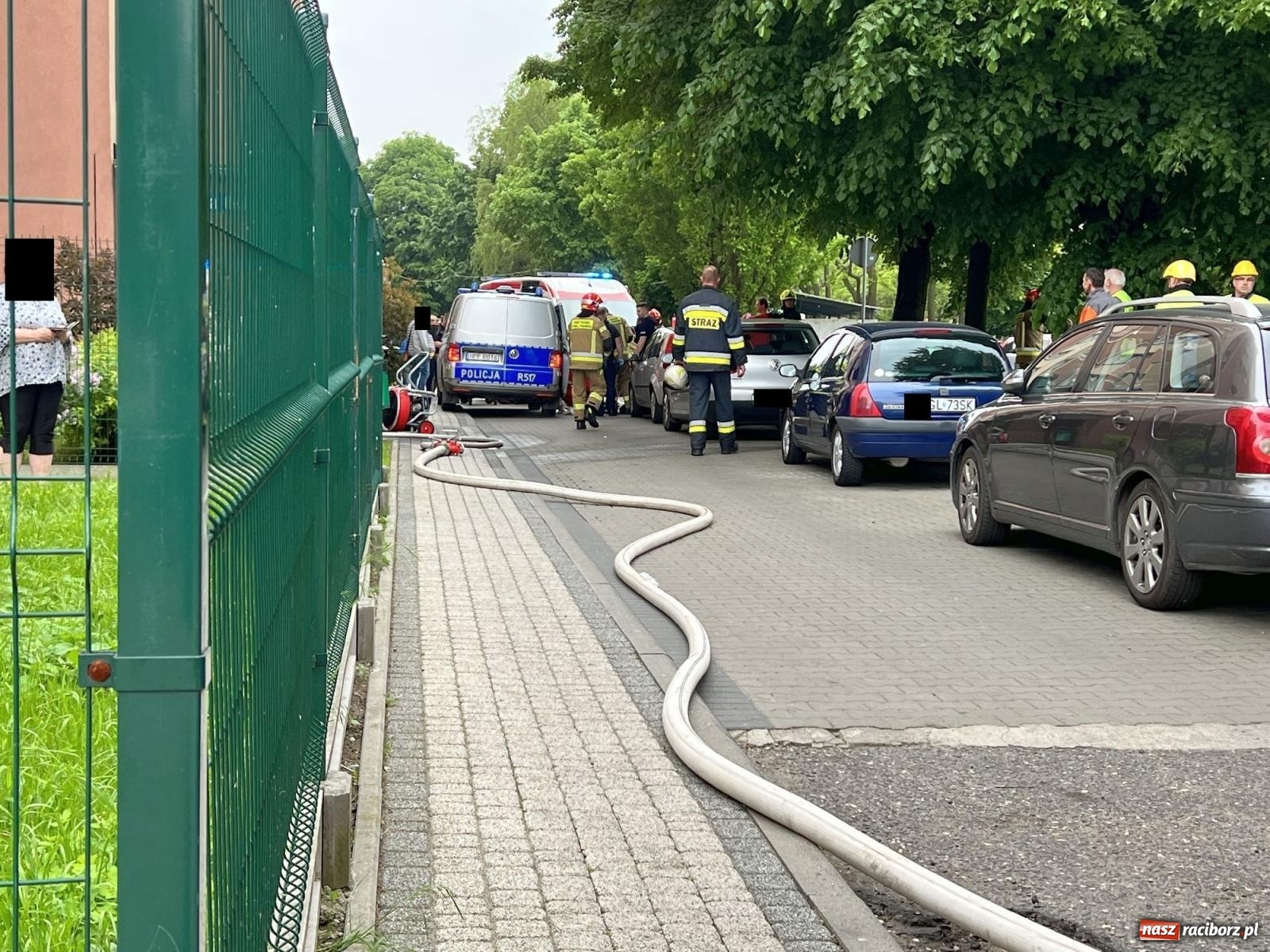 Zdjęcie w galerii na portalu naszraciborz.pl: Pożar w mieszkaniu na Polnej. Wezwano śmigłowiec LPR [FOTO i WIDEO] wiadomości z regionu