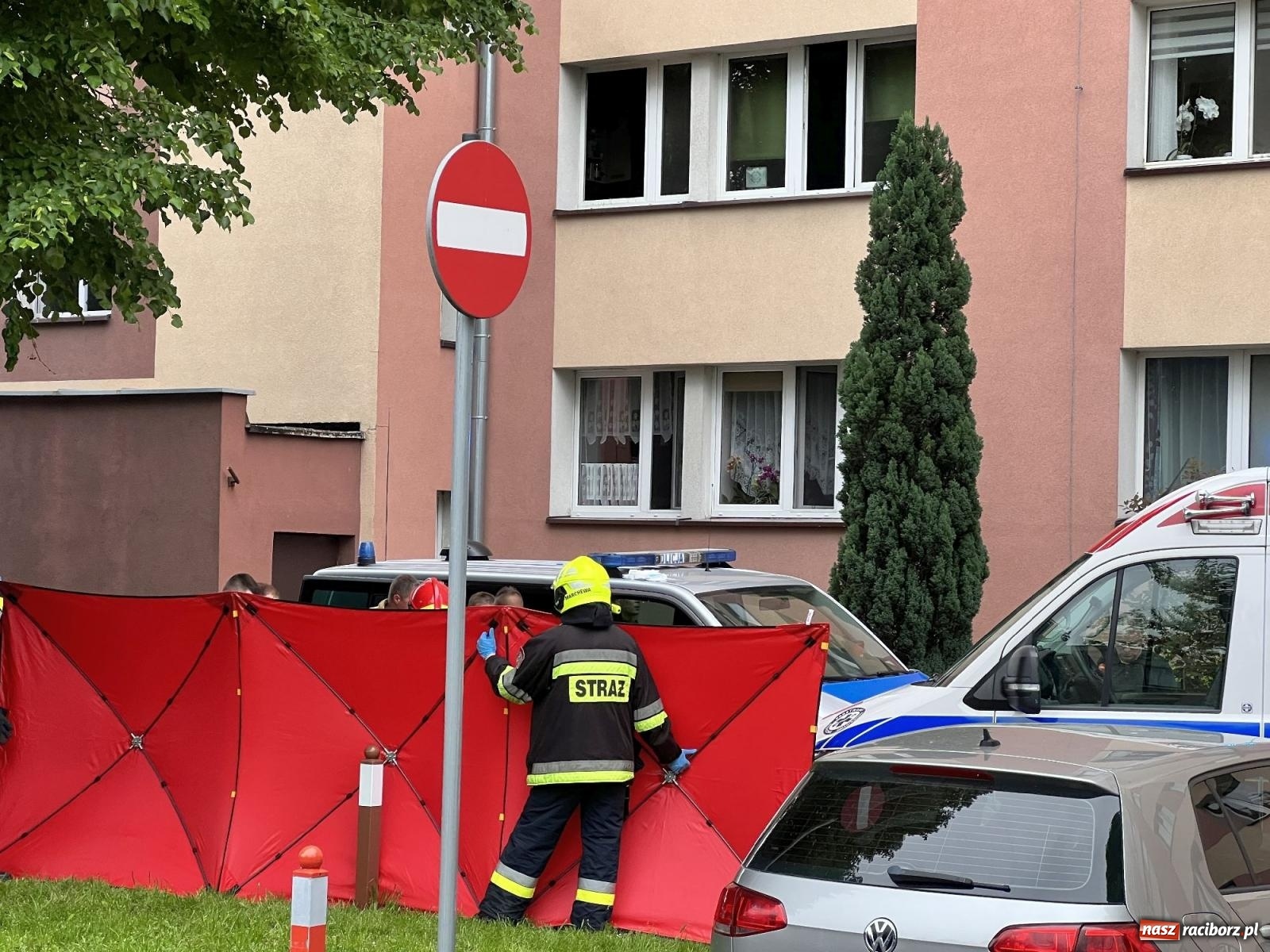 Zdjęcie w galerii na portalu naszraciborz.pl: Pożar w mieszkaniu na Polnej. Wezwano śmigłowiec LPR [FOTO i WIDEO] wiadomości z regionu