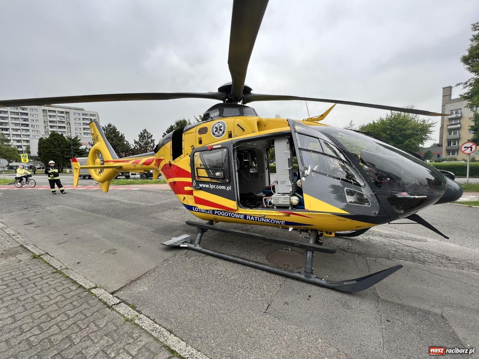 Zdjęcie w galerii na portalu naszraciborz.pl: Pożar w mieszkaniu na Polnej. Wezwano śmigłowiec LPR [FOTO i WIDEO] wiadomości z regionu