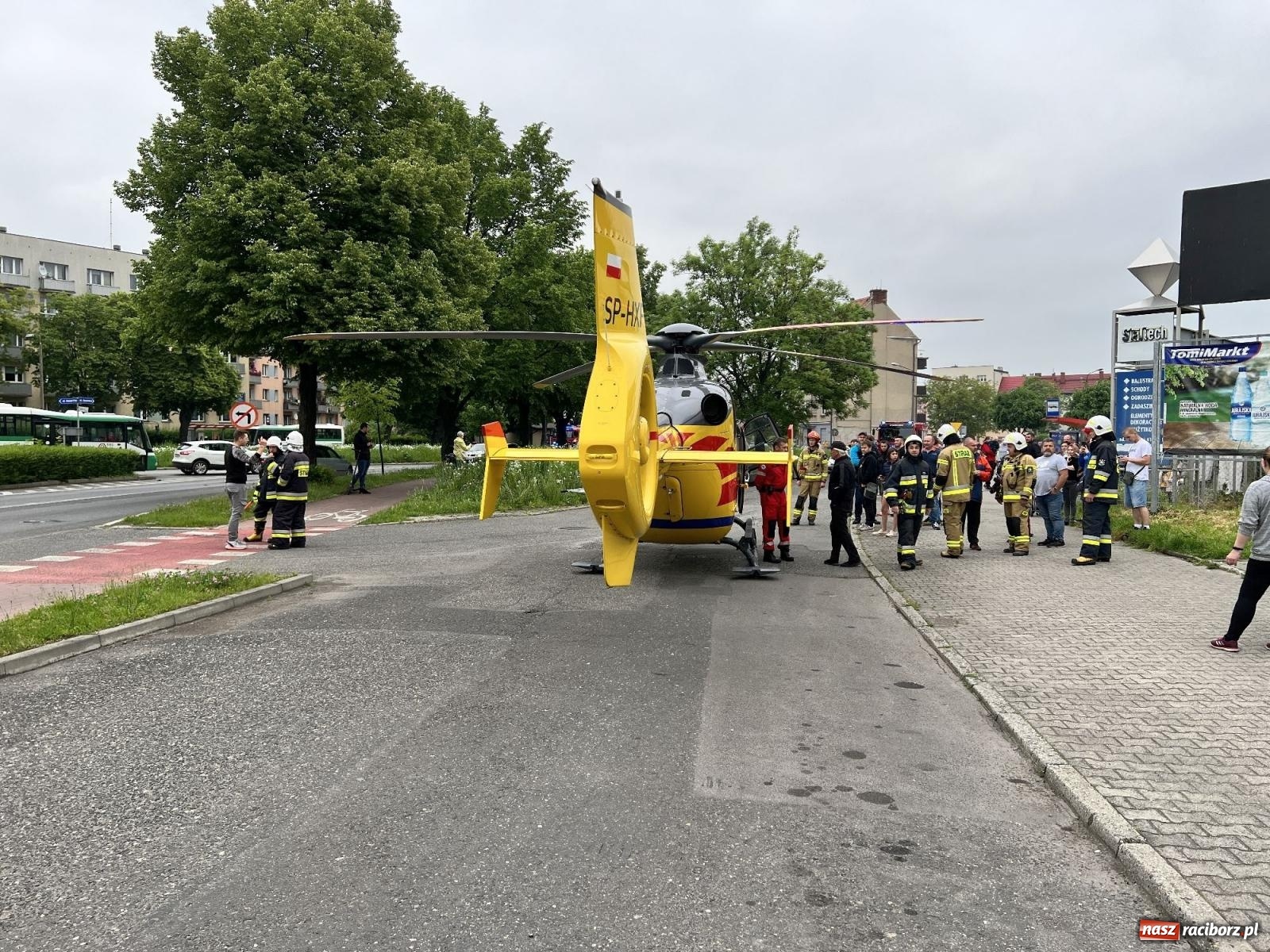 Zdjęcie w galerii na portalu naszraciborz.pl: Pożar w mieszkaniu na Polnej. Wezwano śmigłowiec LPR [FOTO i WIDEO] wiadomości z regionu
