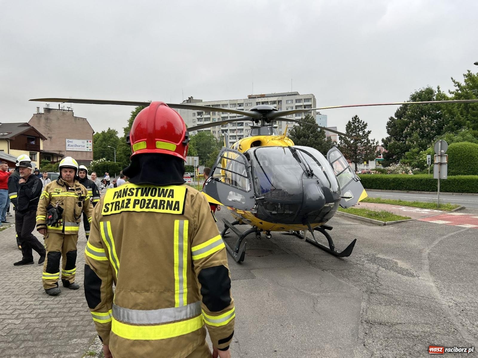 Zdjęcie w galerii na portalu naszraciborz.pl: Pożar w mieszkaniu na Polnej. Wezwano śmigłowiec LPR [FOTO i WIDEO] wiadomości z regionu