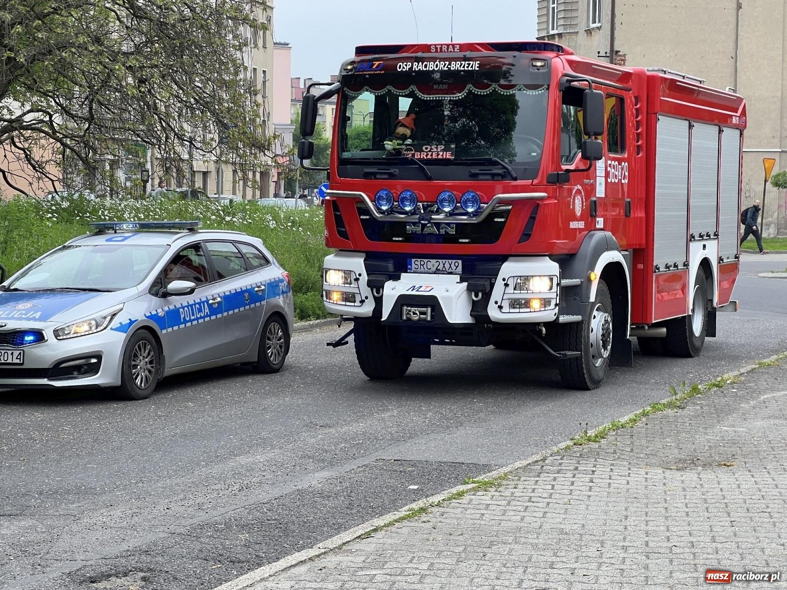 Zdjęcie w galerii na portalu naszraciborz.pl: Pożar w mieszkaniu na Polnej. Wezwano śmigłowiec LPR [FOTO i WIDEO] wiadomości z regionu