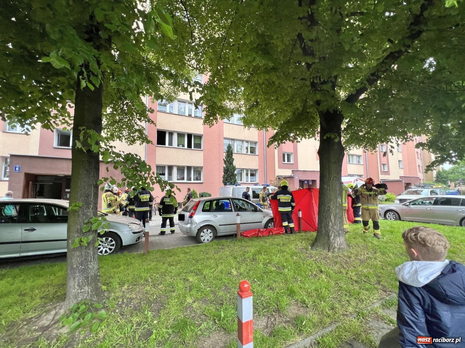 Zdjęcie w galerii na portalu naszraciborz.pl: Pożar w mieszkaniu na Polnej. Wezwano śmigłowiec LPR [FOTO i WIDEO] wiadomości z regionu