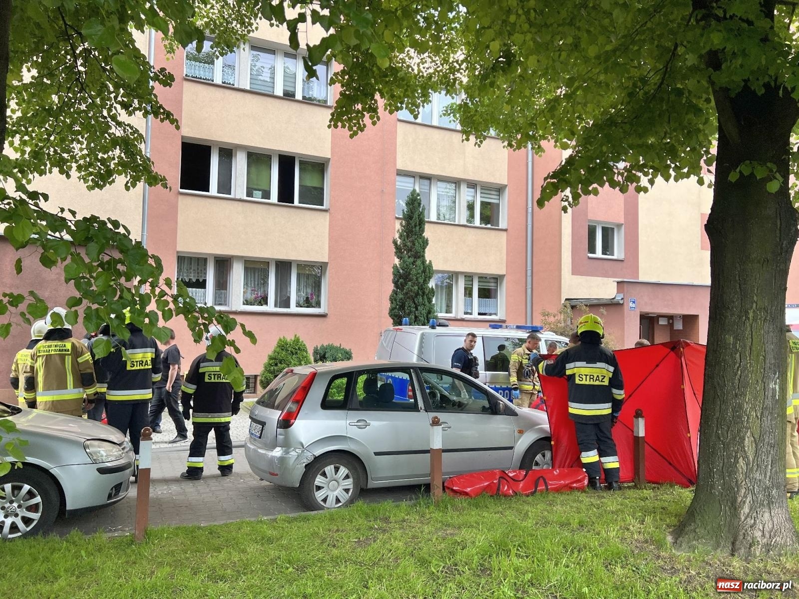 Zdjęcie w galerii na portalu naszraciborz.pl: Pożar w mieszkaniu na Polnej. Wezwano śmigłowiec LPR [FOTO i WIDEO] wiadomości z regionu
