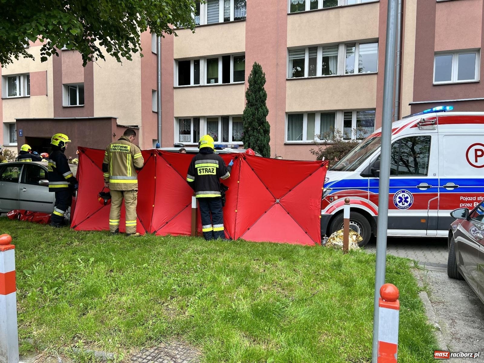 Zdjęcie w galerii na portalu naszraciborz.pl: Pożar w mieszkaniu na Polnej. Wezwano śmigłowiec LPR [FOTO i WIDEO] wiadomości z regionu