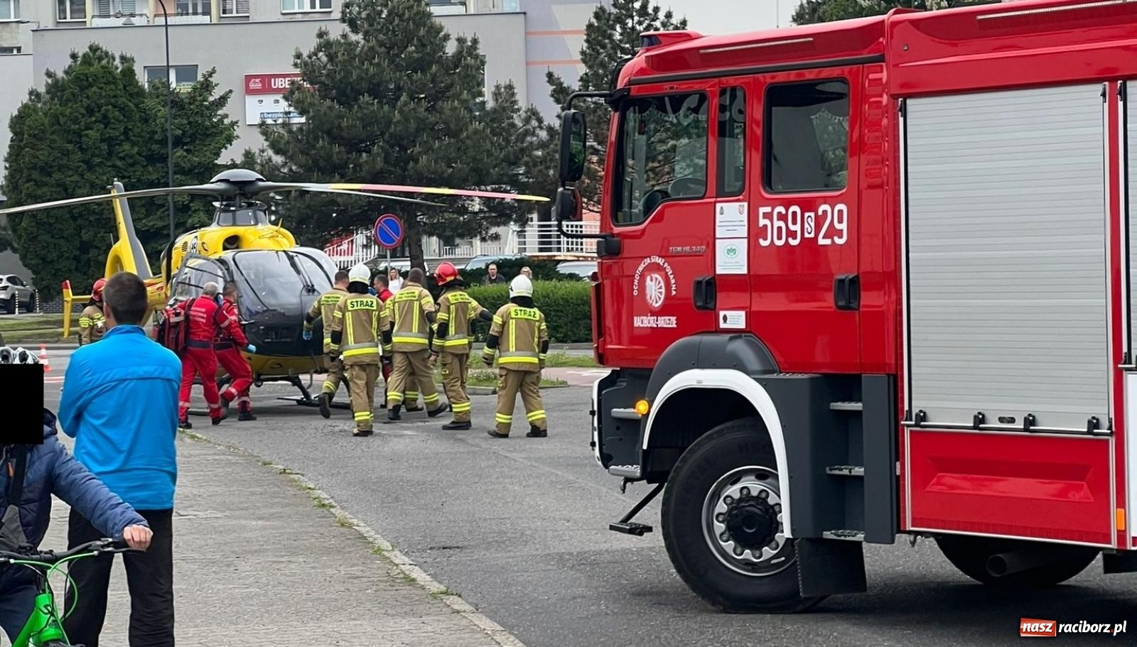 Zdjęcie w galerii na portalu naszraciborz.pl: Pożar w mieszkaniu na Polnej. Wezwano śmigłowiec LPR [FOTO i WIDEO] wiadomości z regionu